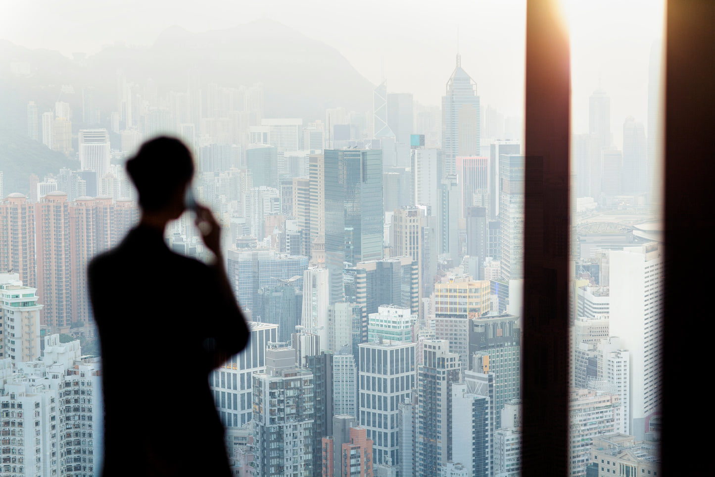Businesswoman gazing at a city skyline, symbolizing leadership and organizational transformation in Lean Transformation Master training.